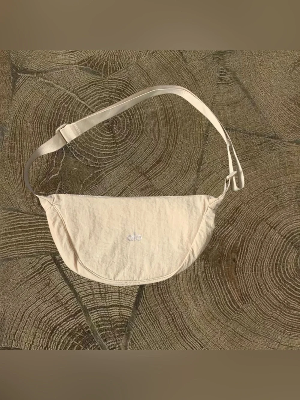 🍭ALO Yoga Cream Crossbody Sling Bag - Subtle Logo